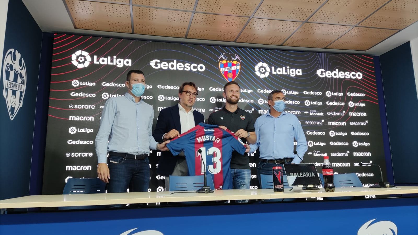 El nou jugador del Llevant, Mustafi, ha sigut presentat a l'estadi Ciutat de València