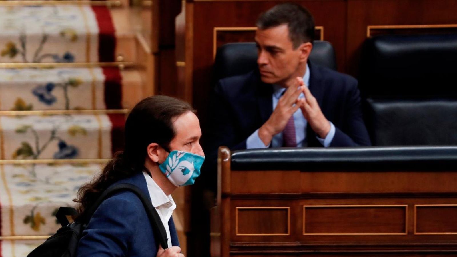 El vicepresident segon del govern espanyol, Pablo Iglesias, passa davant el president Pedro Sánchez després de la seua intervenció en la primera sessió de control a l'executiu en el Congrés després de la fi de l'estat d'alarma