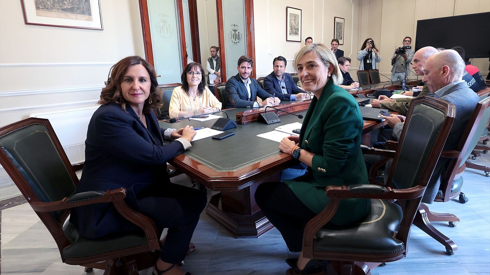 L'alcaldessa de València María, José Catalá, i la consellera de Justicia i Interior, Elisa Núñez, durant la reunió amb els dispositius implicats en els incendis de El Saler