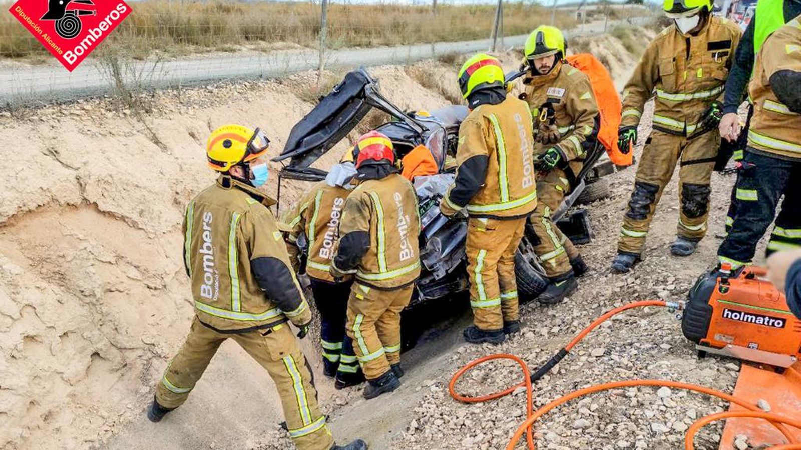 Bombers en el moment del rescat de la persona atrapada dins del cotxe