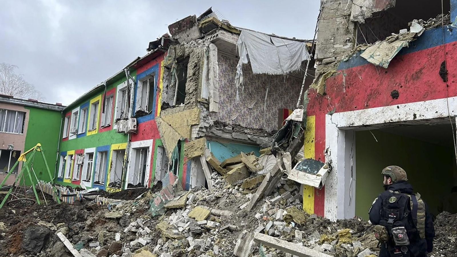 Orfenat danyat en Druzhkivka, regió de Donetsk, Ucraïna, després dels últims atacs russos