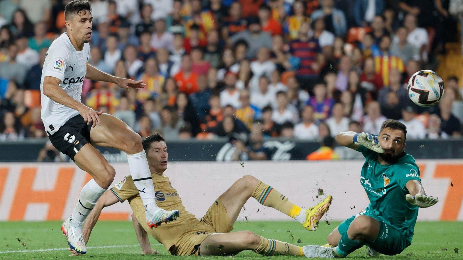 Lewandowski remata davant Paulista i supera Mamardashvili en l'acció del gol