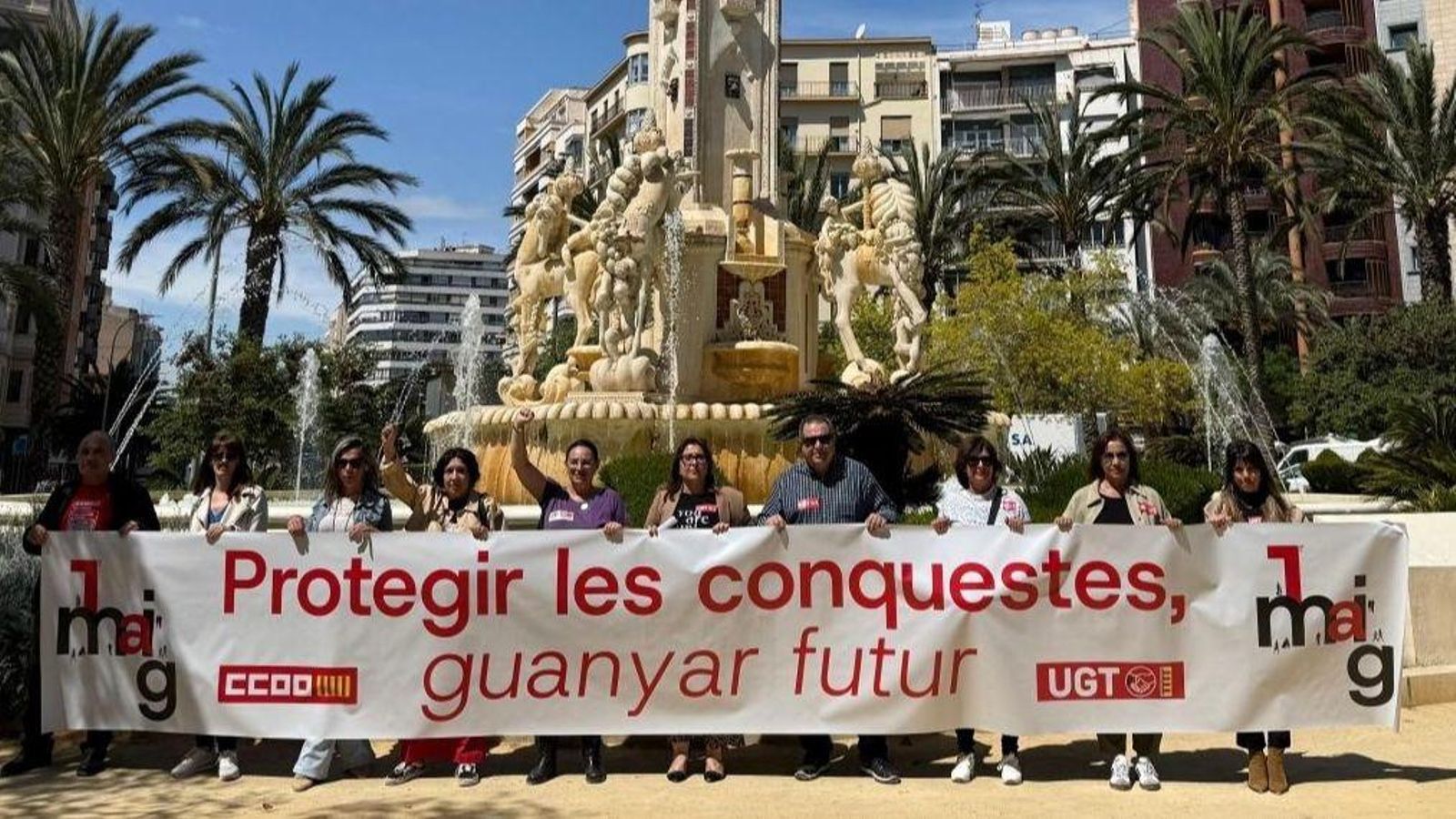 Sindicalistes de Comissions d'Obreres a Alacant amb la pancarta per al Primer de Maig