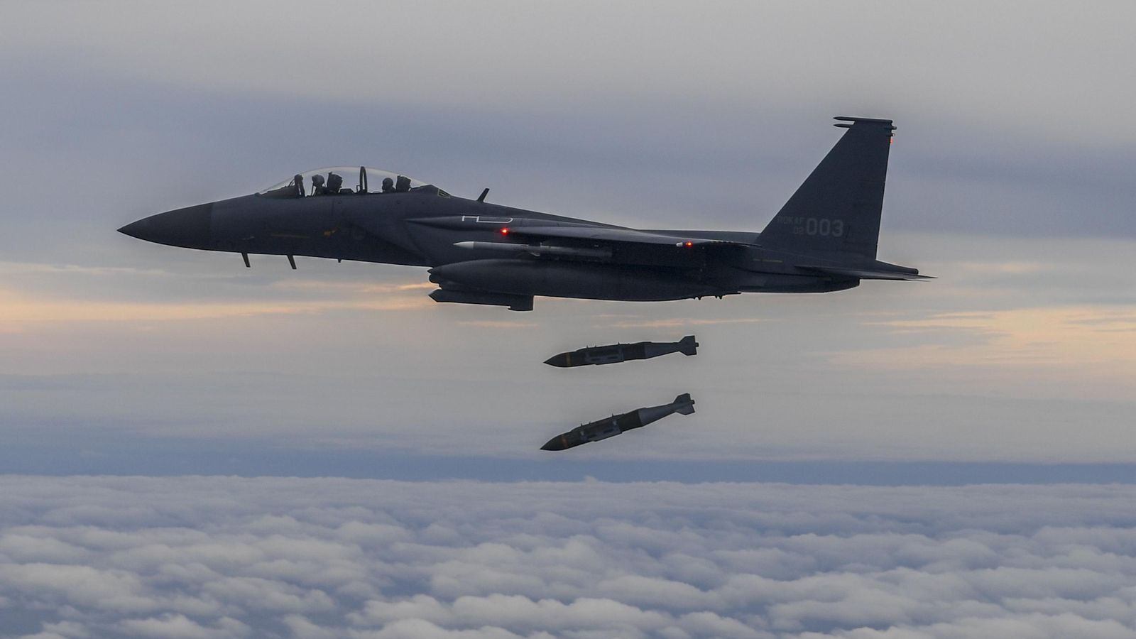 El caça F-15K de Corea del Sud dispara dues bombes en una illa de la mar Groga, en resposta al llançament d'un míssil de Corea del Nord El caça F-15K de Corea del Sud va disparar dues bombes en una illa de la Mar Groga, en resposta al llançament d'un míssil de Corea del Nord