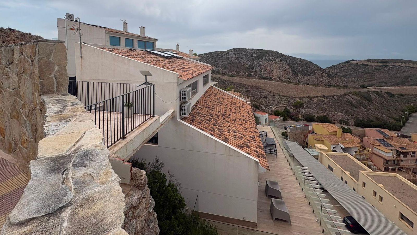 En imatge, el xalet on residia la parella, de la promoció Colina del Sol de Cullera, dins de la zona residencial Cap Blanc