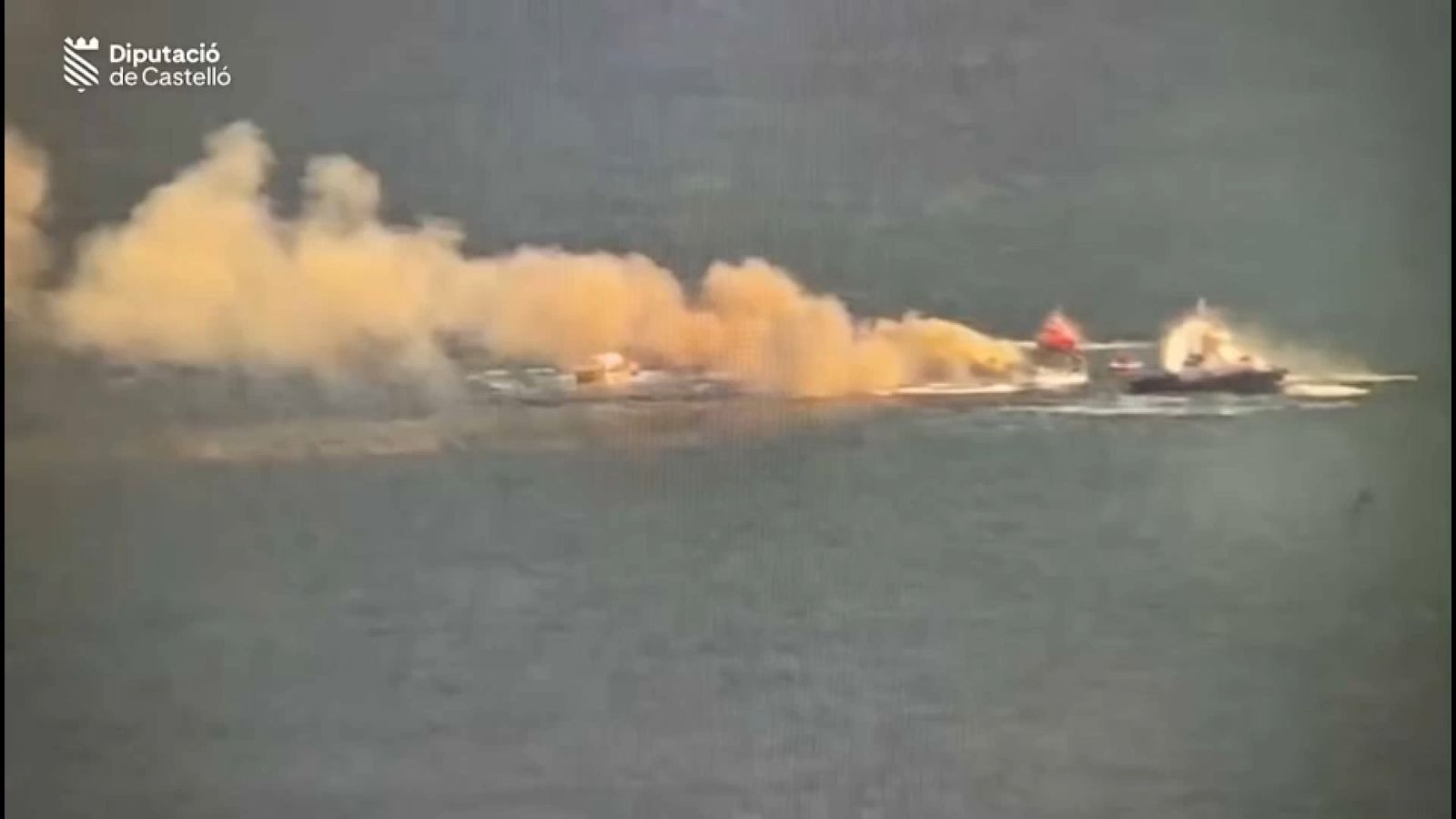 Vaixell incendiat a la costa d'Orpesa