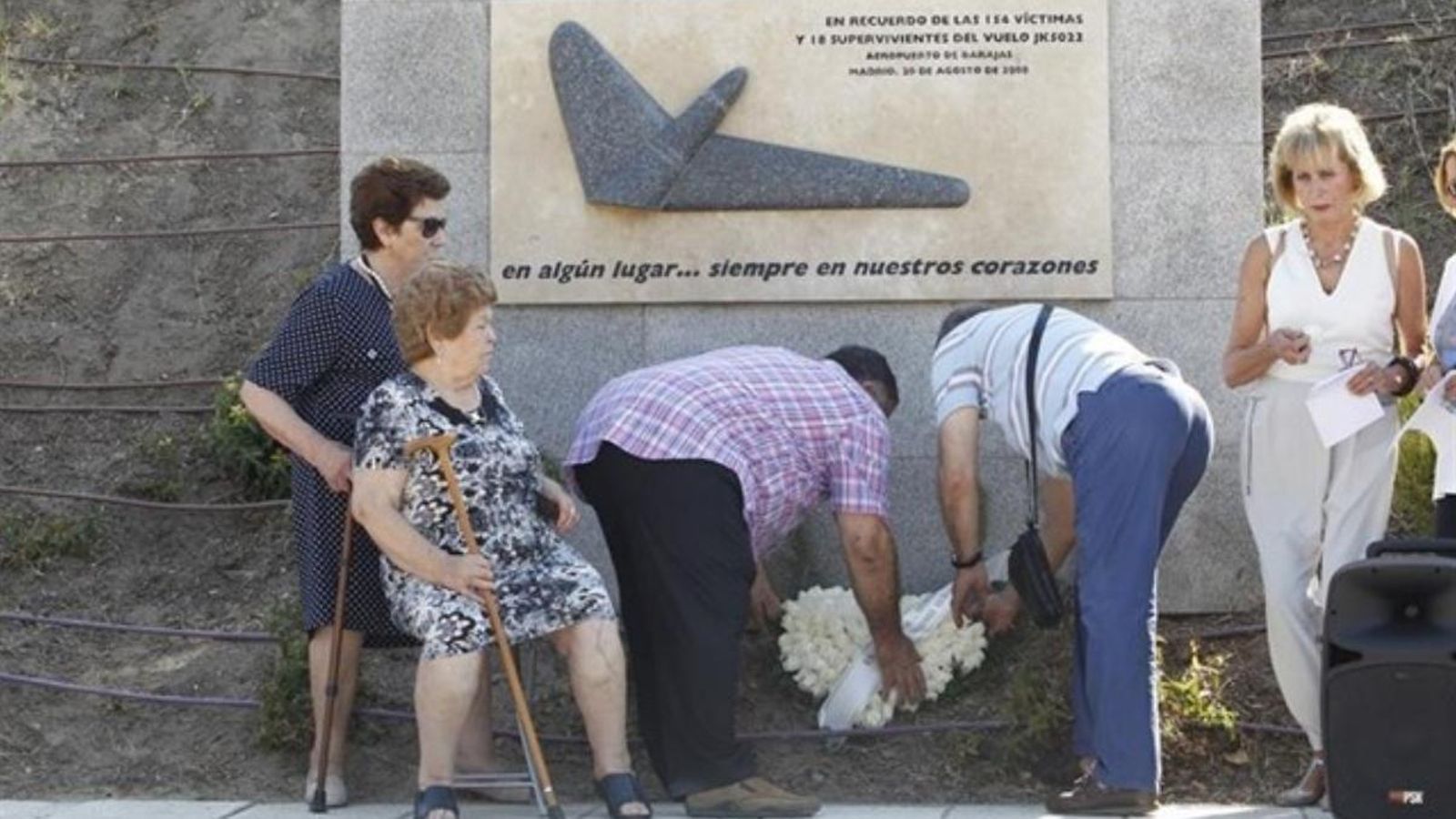 Familiars de les víctimes reten homenatge als morts per l'accident