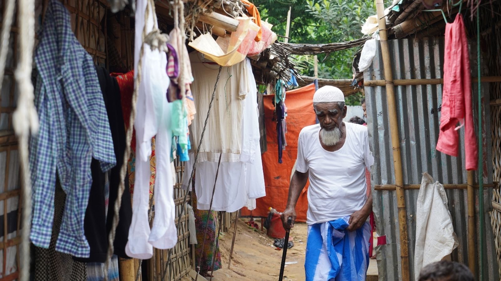 Abdul Amin, de 80 anys, es dirigeix a la seua cabanya en el camp de refugiats Kutupalong