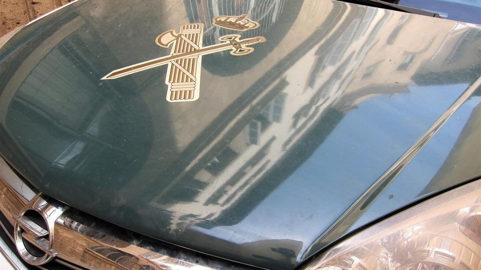 Detall de l'escut de la Guàrdia Civil en un vehicle de la Benemèrita