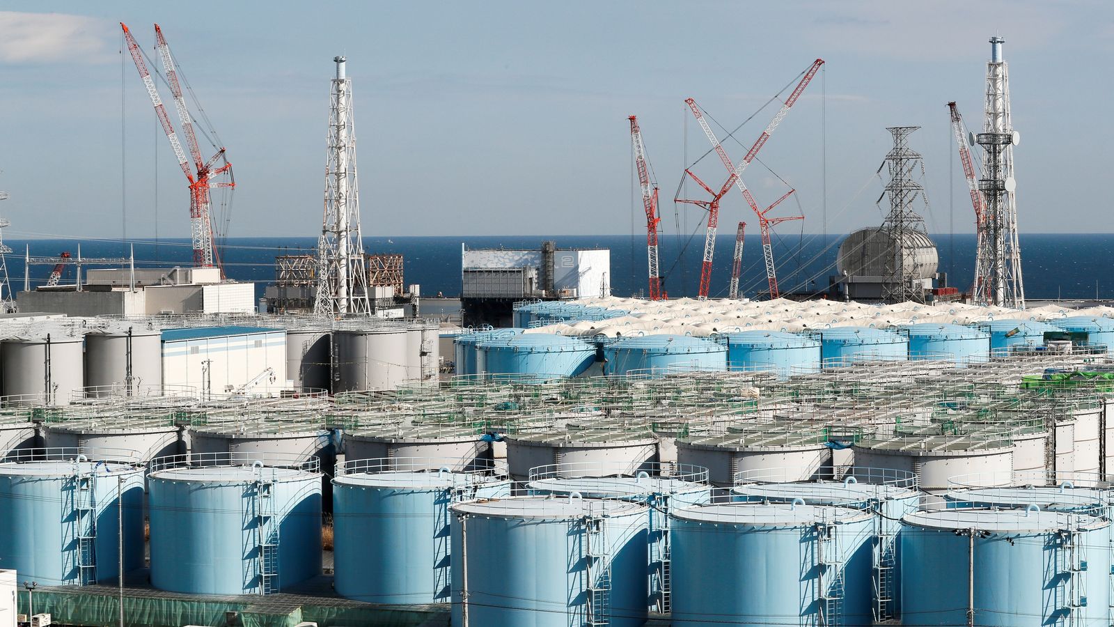 Tancs de la central nuclear accidentada on s'emmagatzema l'aigua controvertida que ara és objecte de controversia
