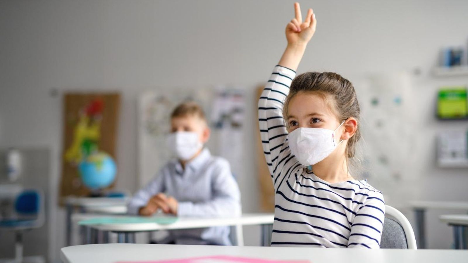 Xiquets amb mascareta en una escola