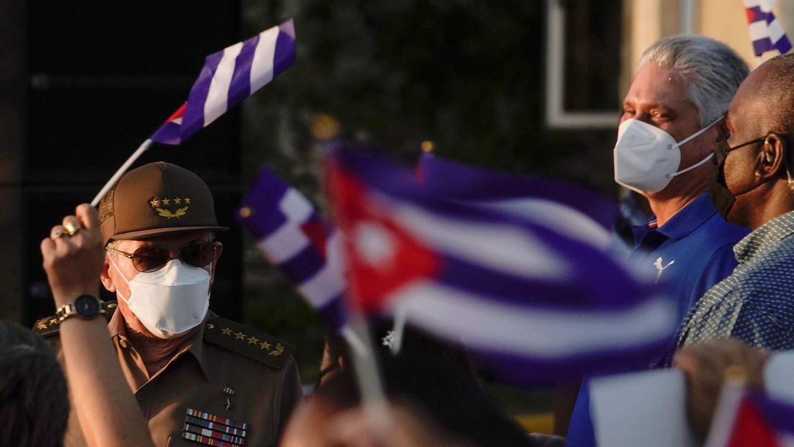 Díaz Canel i l'expresident Raúl Castro en la manifestació a l'Havana