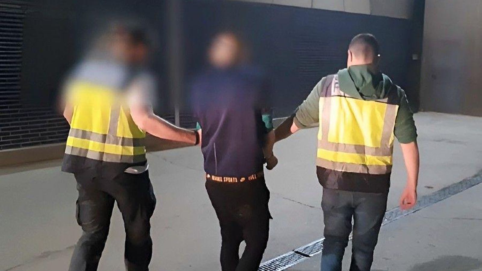 Els agents traslladen a un dels detinguts