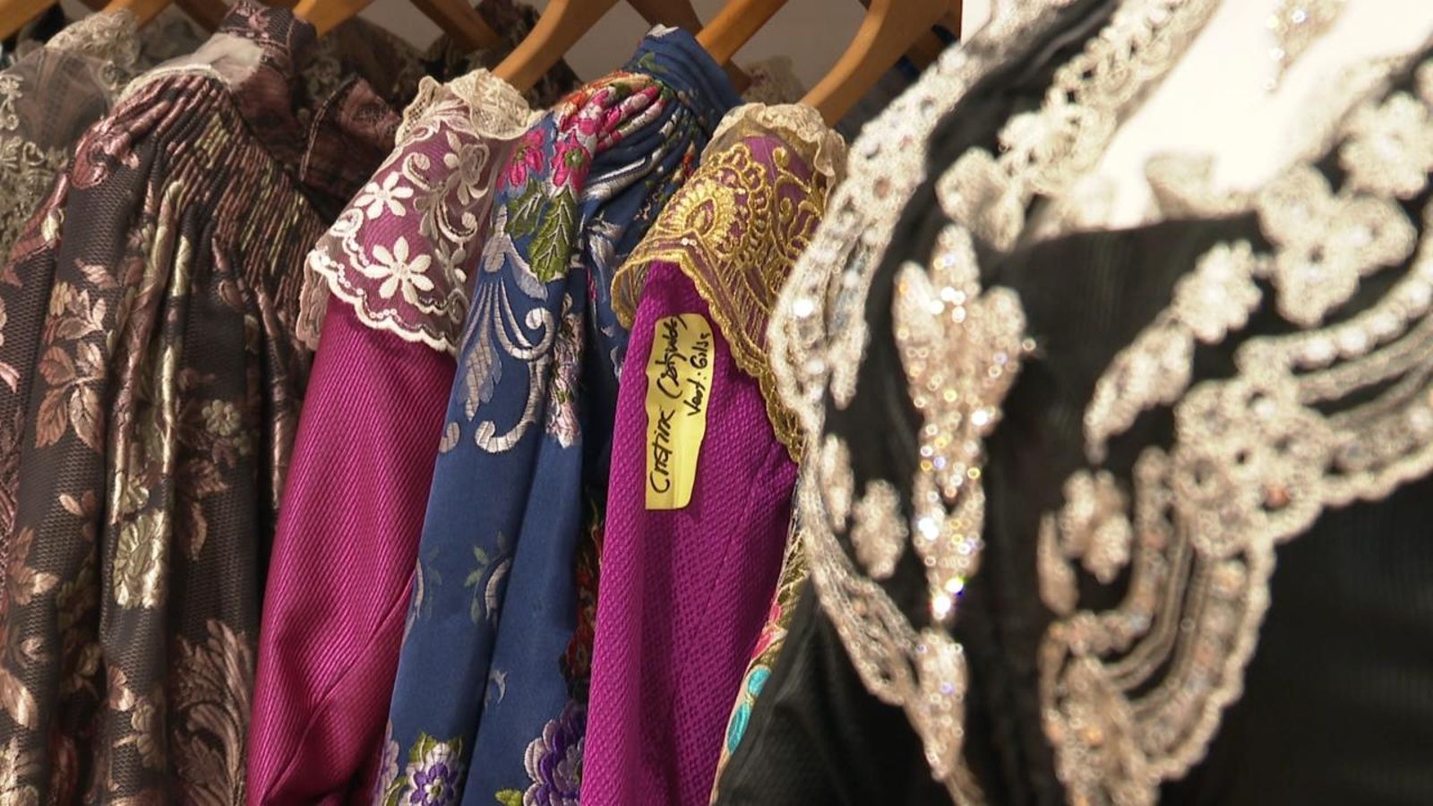 Ja quasi no queden vestits de lloguer de fallera