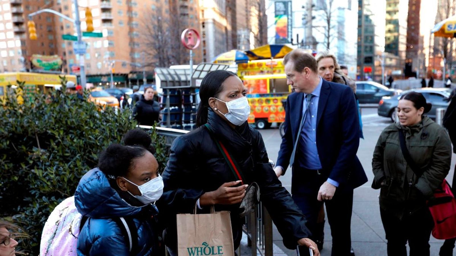 Persones ixen del metre amb màscares a Nova York, els Estats Units