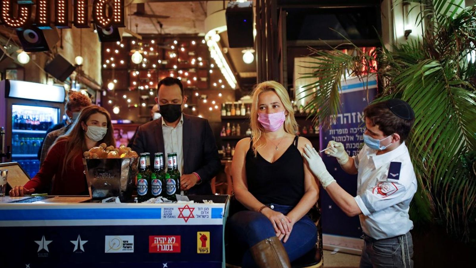 Un bar de Tel Aviv, a Israel, ofereix una beguda gratis als ciutadans que es vacunen