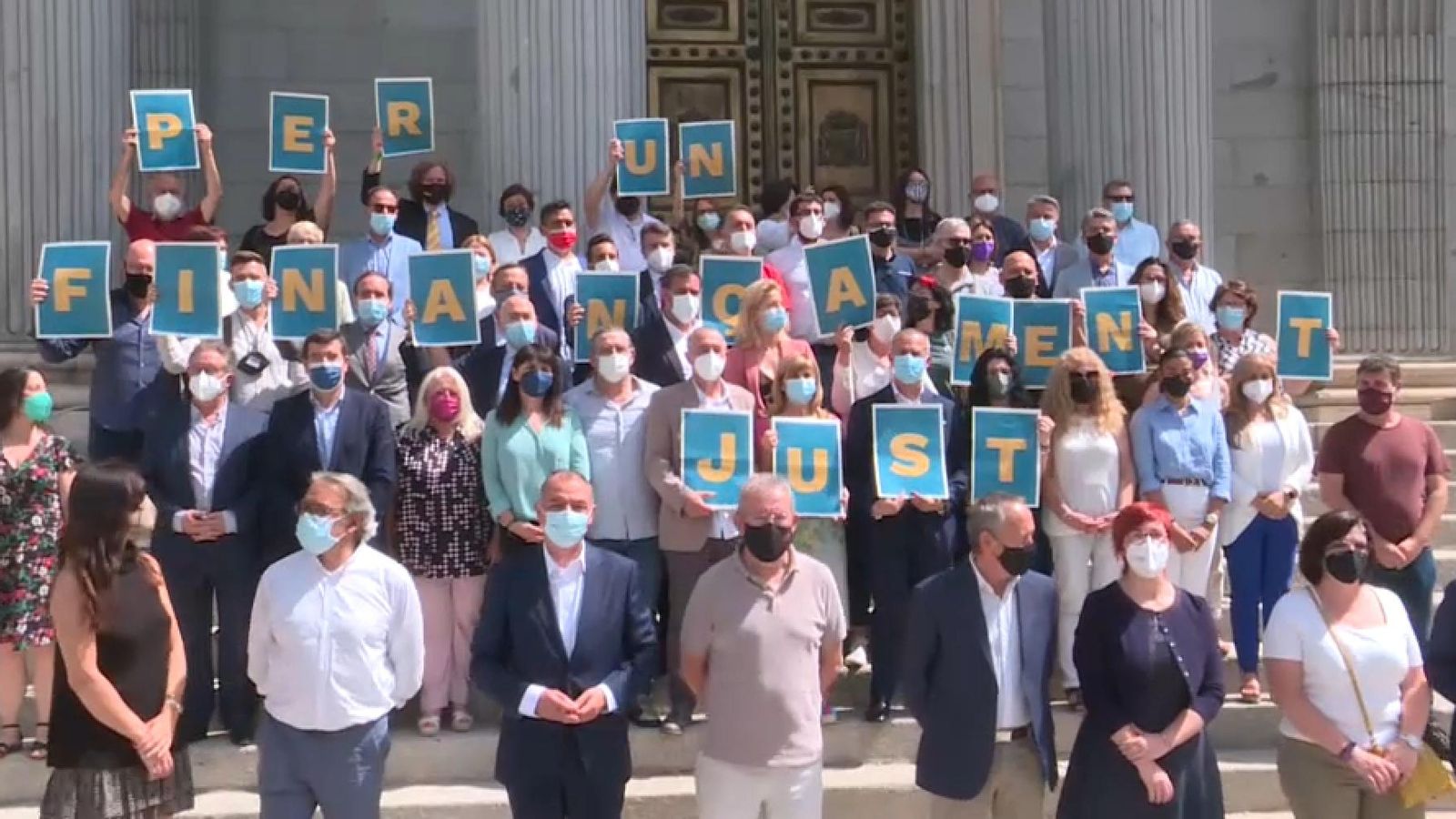 Un moment de la concentació, aquest matí, davant el Congrés dels Diputats