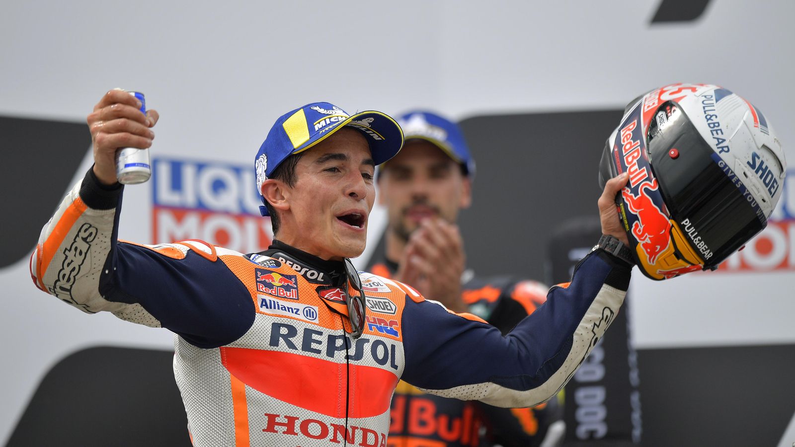Marc Márquez celebra la victòria en el podi