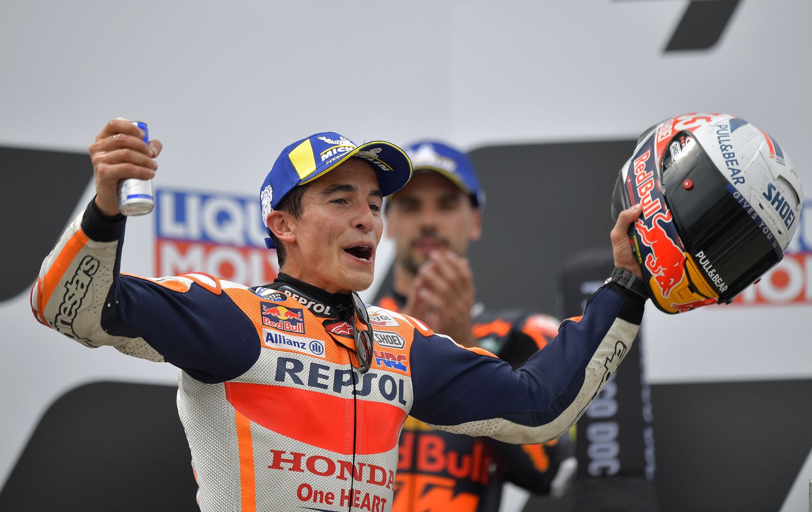 Marc Márquez celebra la victòria en el podi