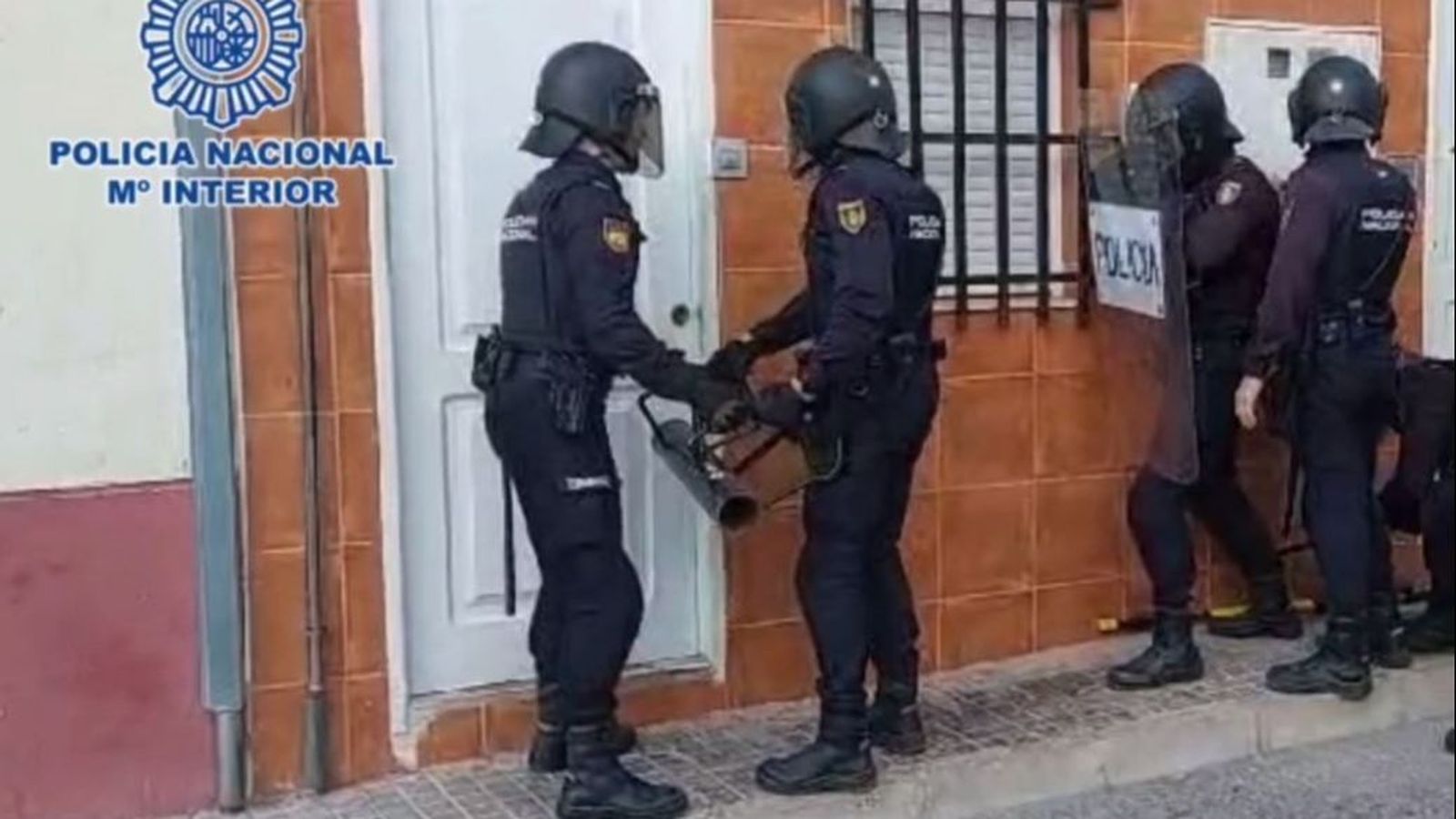 Entrada dels agents de la Policia Nacional en un dels domicilis del conegut com barri Patilla, a Elx