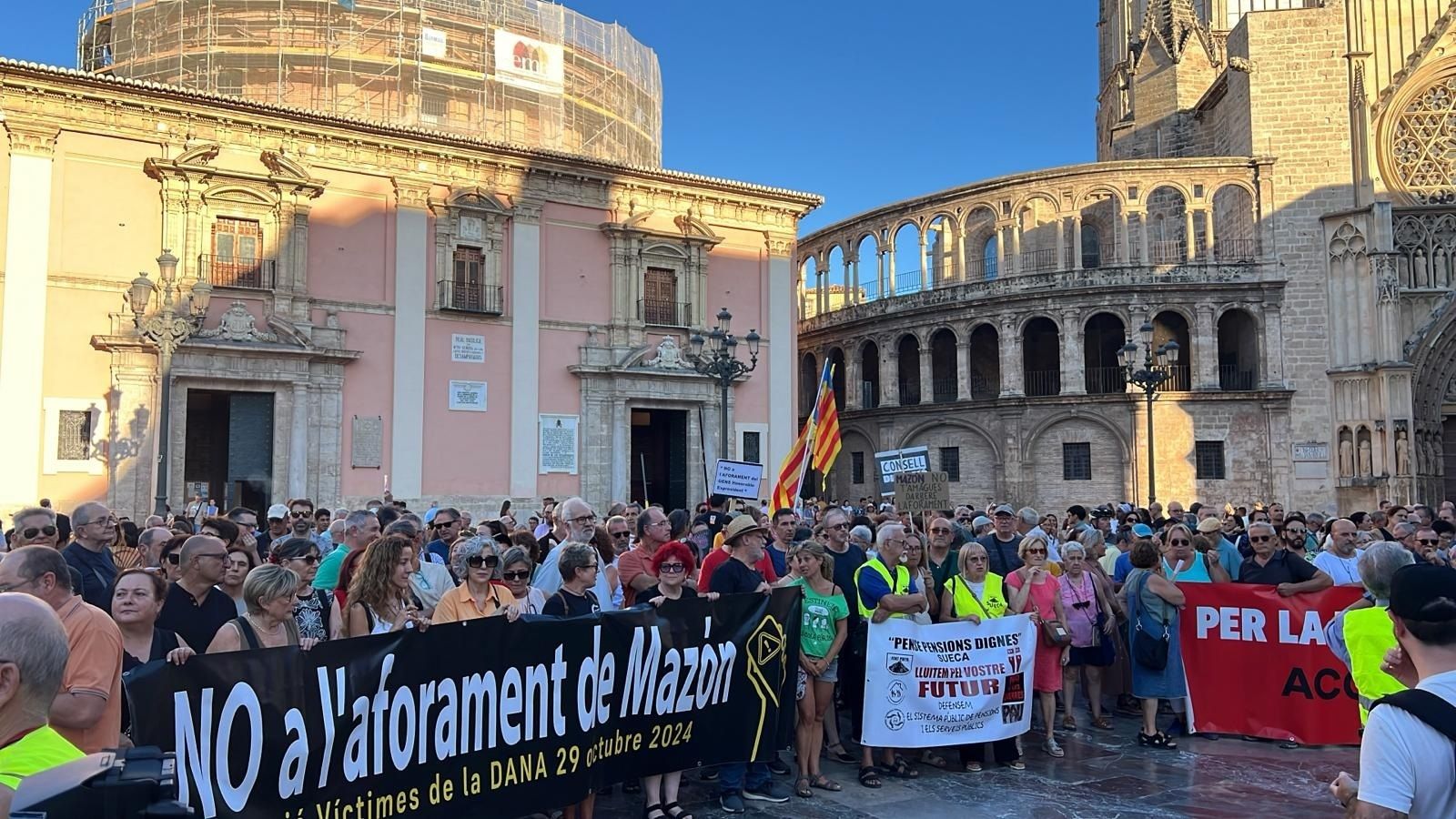 Concentració de les víctimes de la dana a la plaça de la Mare de Déu de València