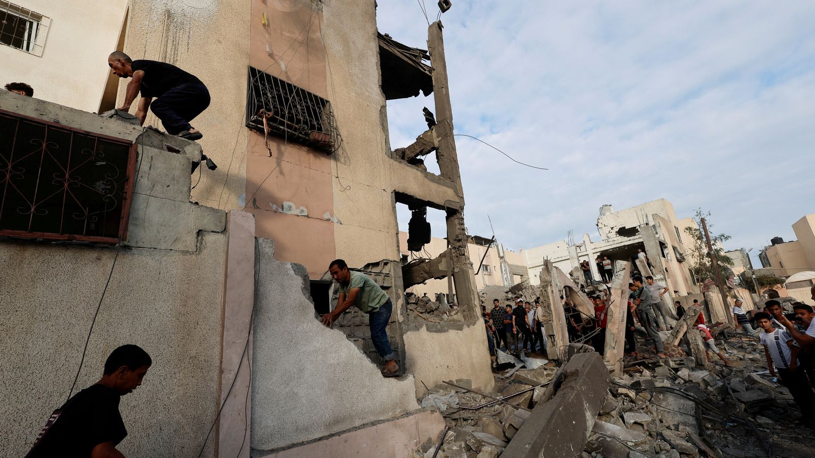 Palestins busquen supervivents davall les runes després d'un bombardeig israelià a la ciutat de Khan Younis, a la Franja de Gaza