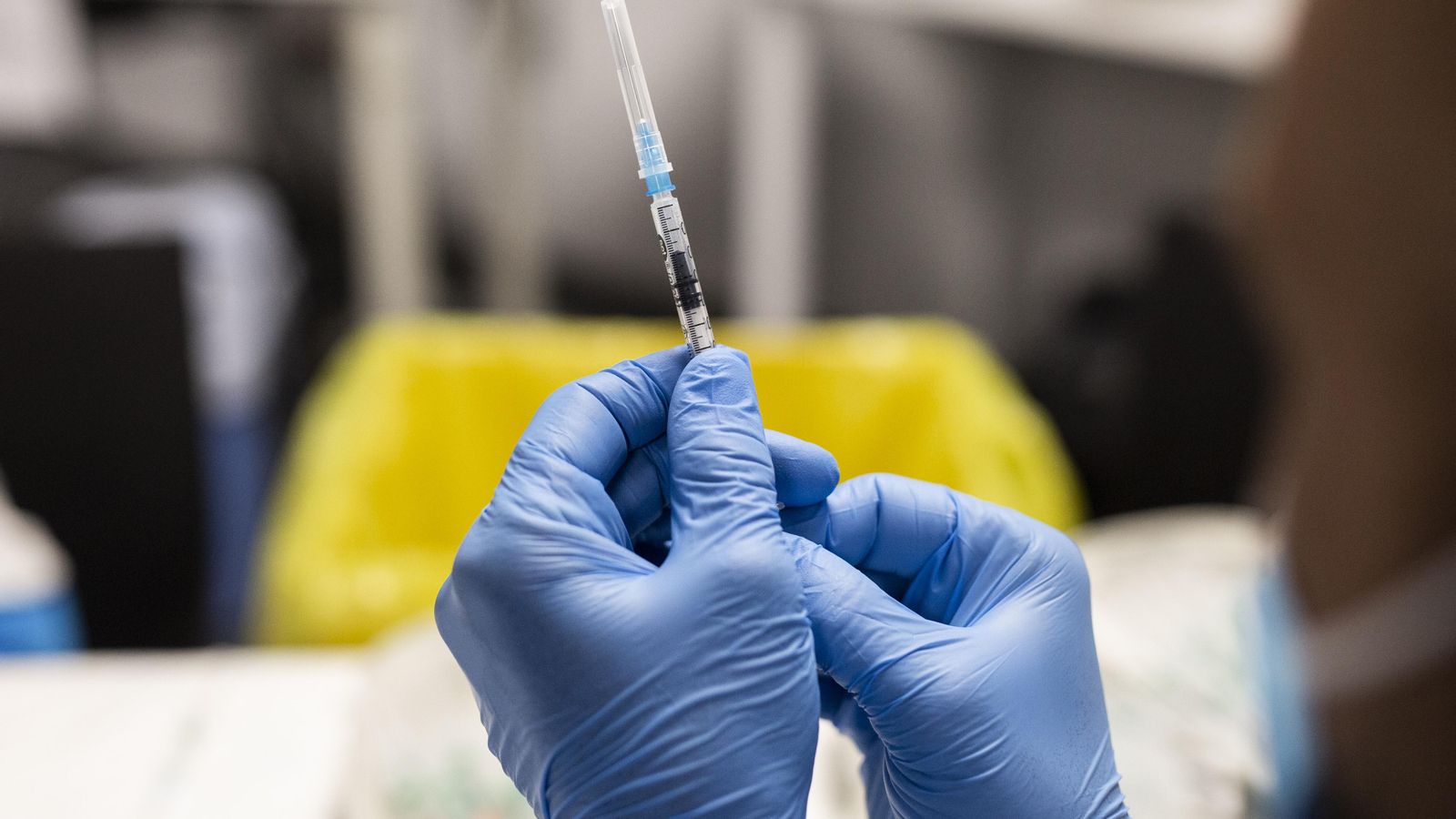 Un sanitari prepara una dosi de la vacuna de Pfizer