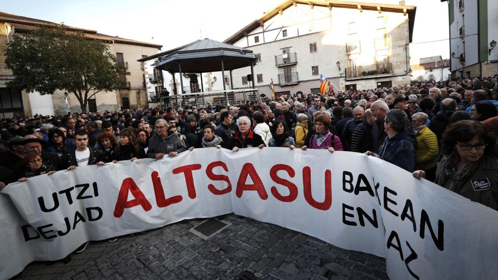 Capçalera de la manifestació a Altsasu sota el lema 'Utzi Altsasu bakean' (Deixeu Altsasu en pau)