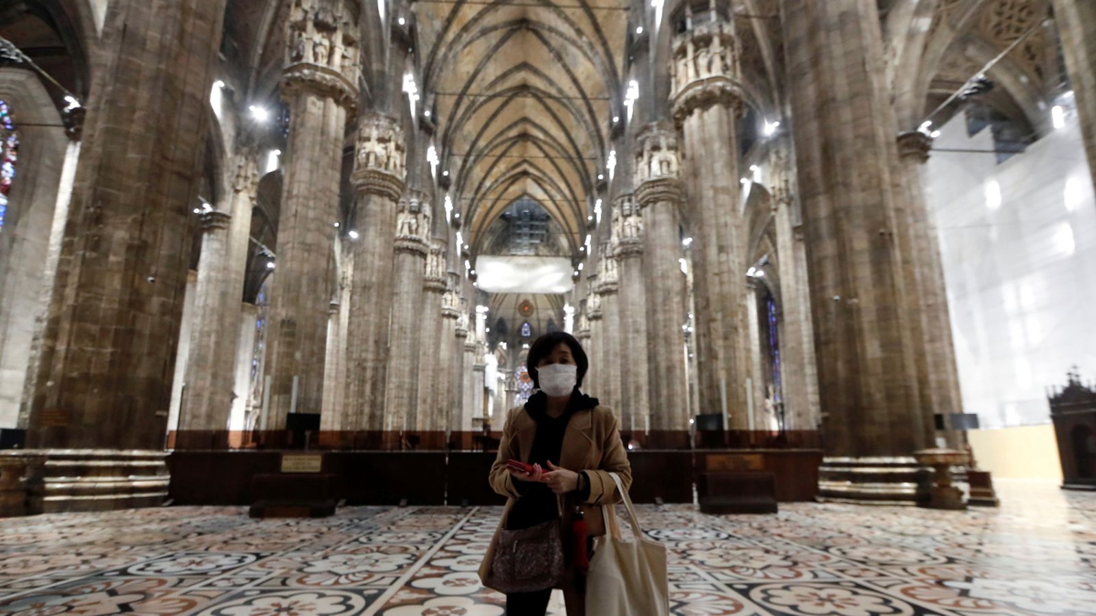 Una turista visita el Duomo de Milà