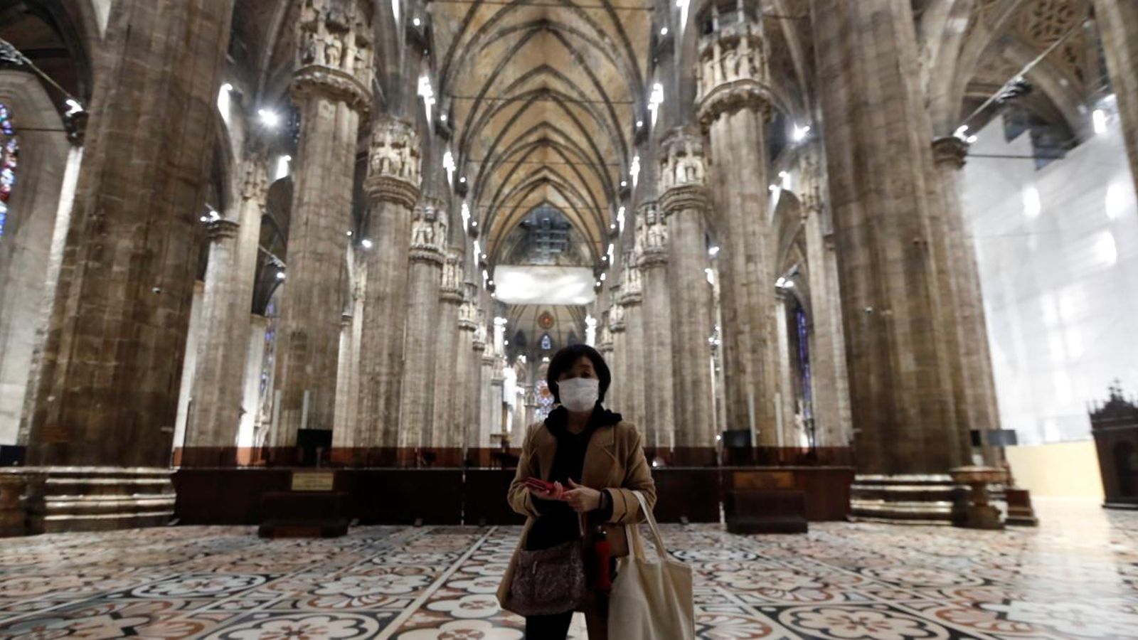 Una turista visita el Duomo de Milà