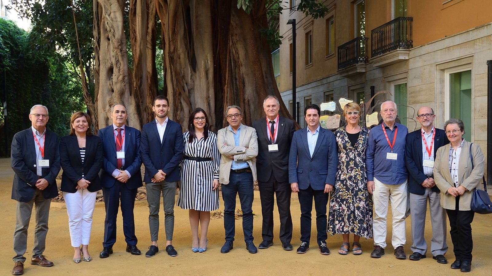 Representants de l'Ajuntament de Llíria posen amb els síndics dels grups parlamentaris de les Corts