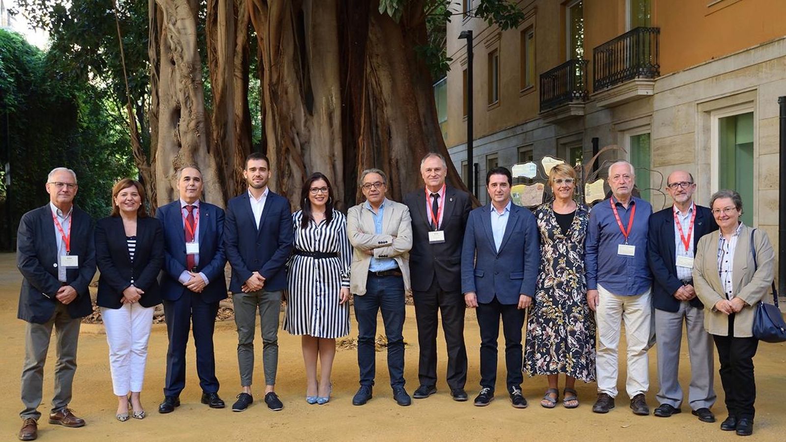 Representants de l'Ajuntament de Llíria posen amb els síndics dels grups parlamentaris de les Corts