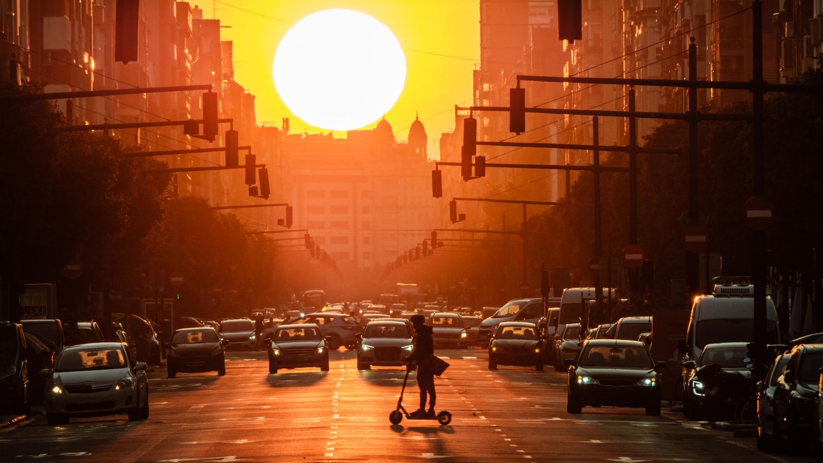 Una persona creua en patinet en un dels accessos a València