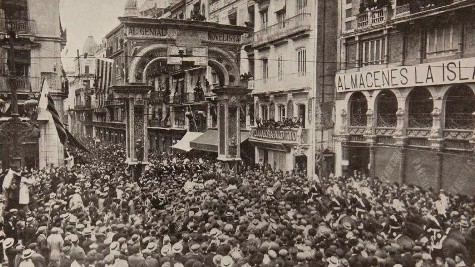 Una multitud rep Blasco Ibañez al carrer de la Pau de València