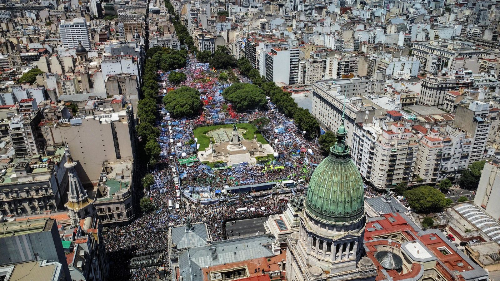 Milers de manifestants protesten davant del Congrés Nacional a Buenos Aires, aquest dimecres Milers de manifestants protesten davant del Congrés Nacional a Buenos Aires, aquest dimecres