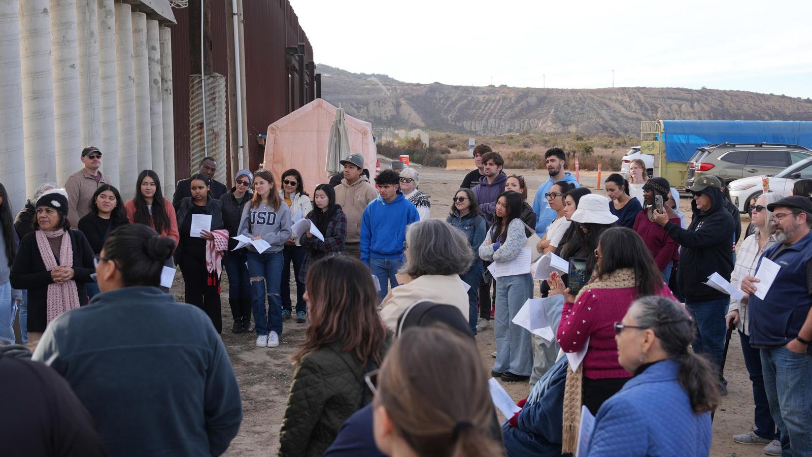 Activistes proimmigrants escenifiquen el viatge a Betlem, al mur fronterer de San Ysidro, a San Diego (California)