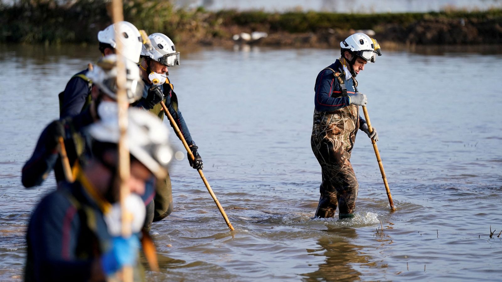Bombers durant les tasques de recerca de víctimes de la DANA