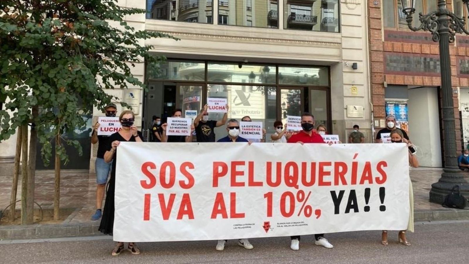 Manifestants del sector perruquer davant la seu tributària de València