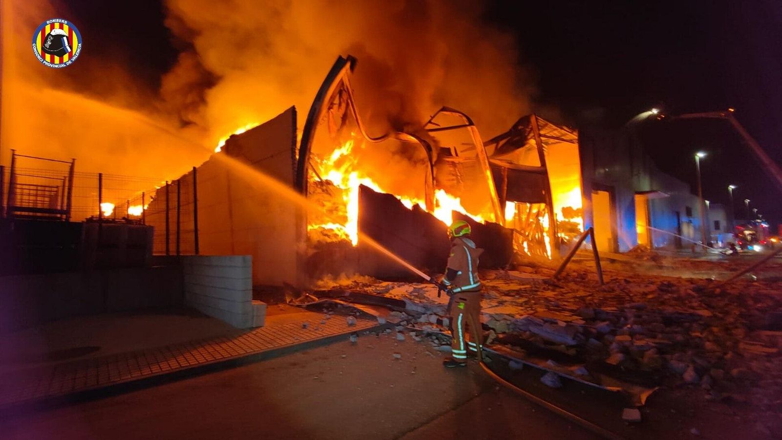Un contingent de bombers treballa per a extingir l'incendi industrial declarat a Aielo de Malferit