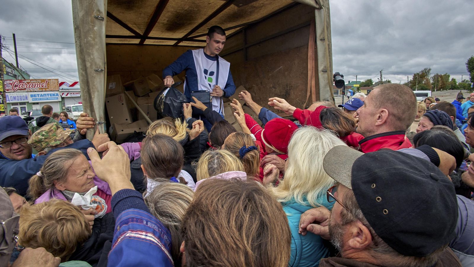 Repartiment d'ajuda humanitària a la ciutat recentment recuperada de Balakliia en l'àrea de Khàrkiv, Ucraïna