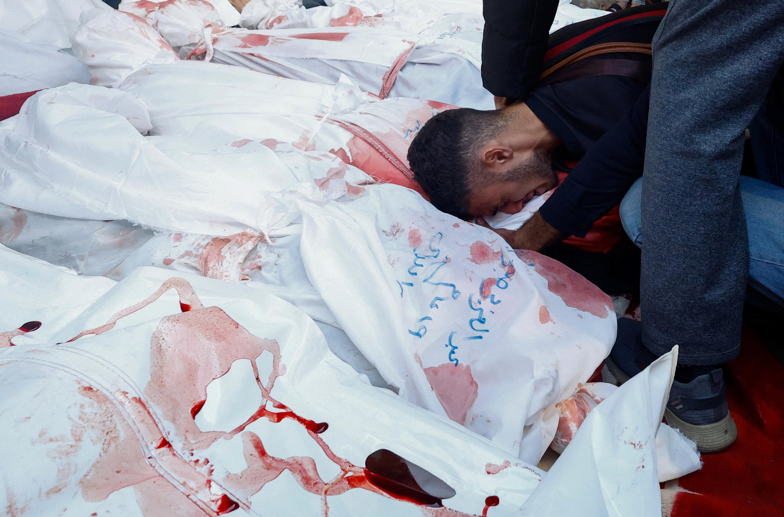 Un palestí plora els familiars morts en els bombardejos israelians sobre Rafah