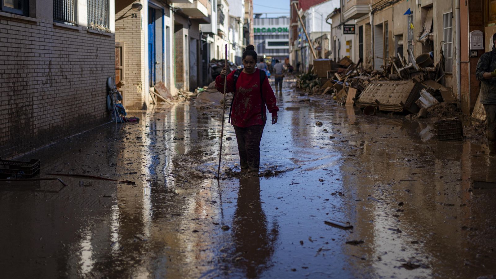 Treballs per llevar el fang de la DANA