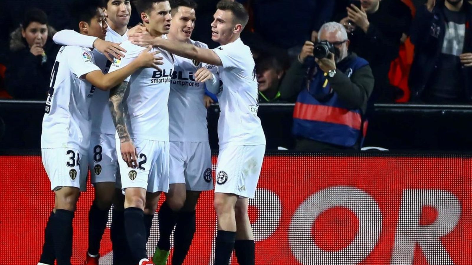 Els jugadors valencianistes celebren un dels gols