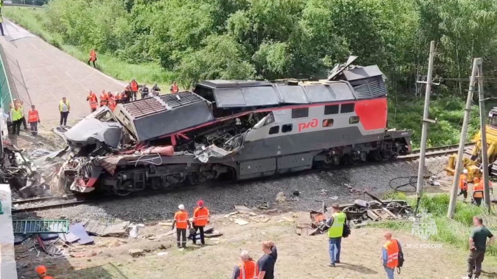 Especialiste en emergències trauen el tren accidentat després que descarrilara, a Rússia