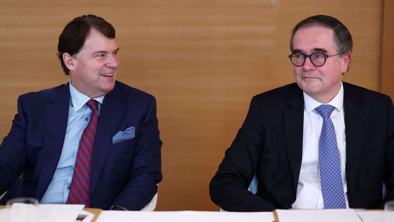 Els directors executius de Ford, Jim Farley, i del Grup Renault, François Provost, anuncien la formació d’una associació estratègica per a vehicles particulars i comercials, a París (França), este 8 de desembre