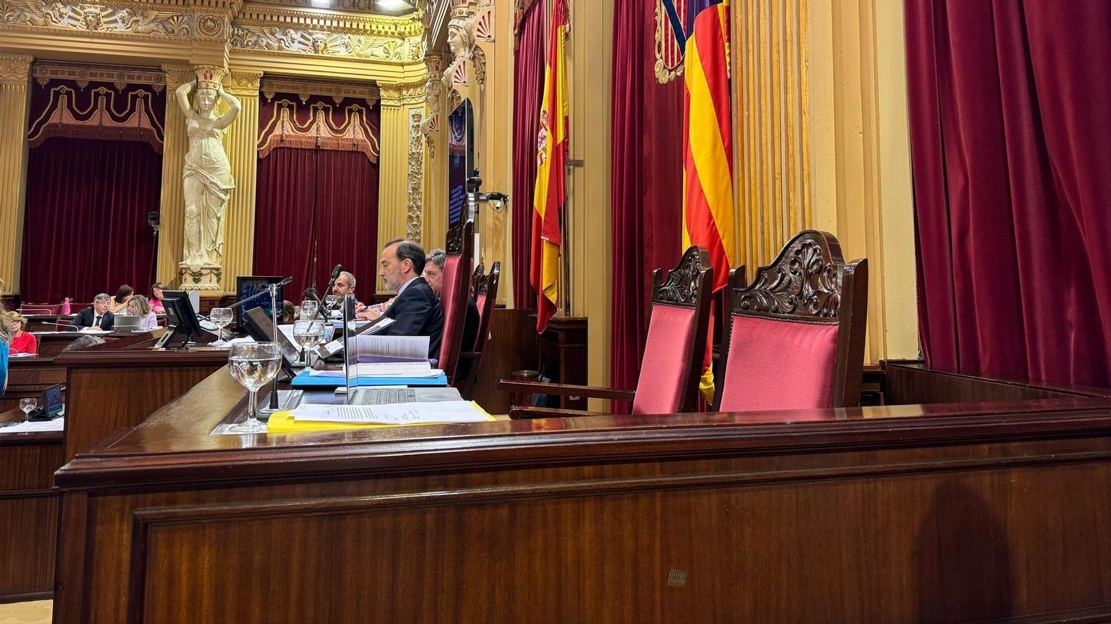 El president del Parlament Balear, La Senne, i la diputada socialista Mercedes Garrido