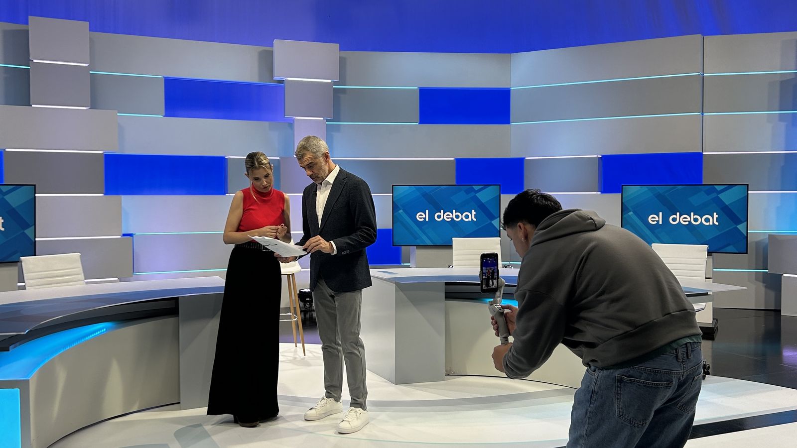 Toni Cantó i Rosa Porta repassant l'escaleta