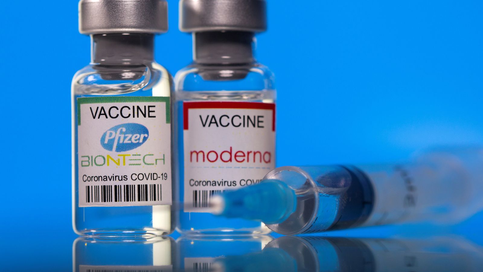 Vials de les vacunes contra la Covid-19 desenvolupades per Pfizer i Moderna, en una imatge d'arxiu