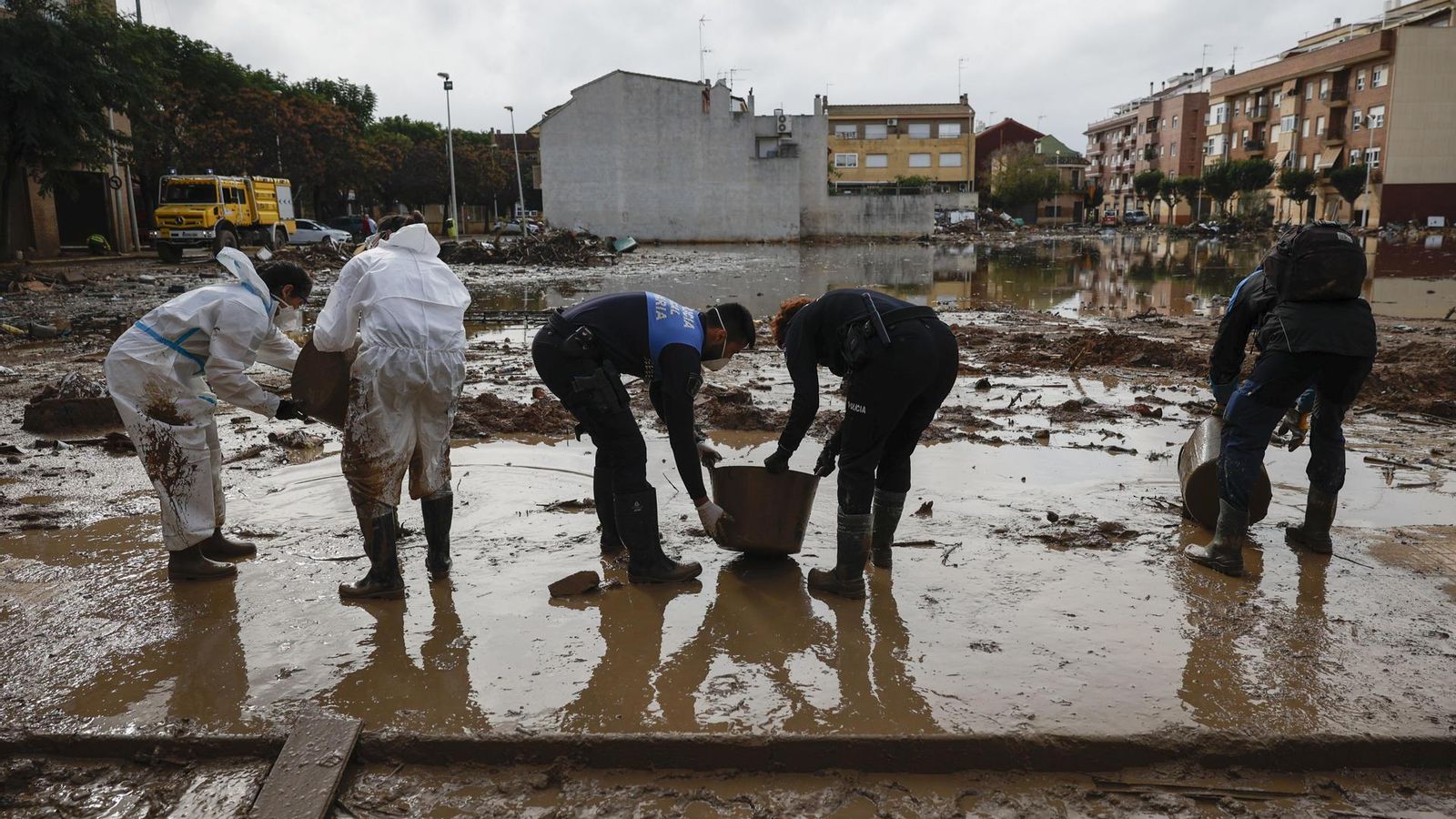 Les feines de neteja a una zona de Paiporta
