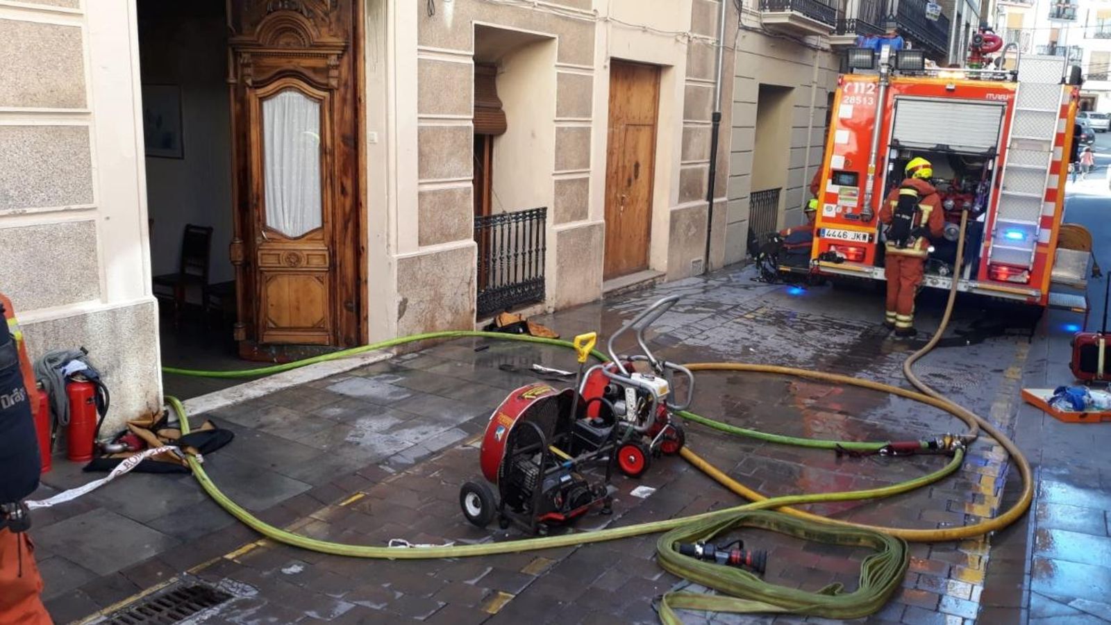 L'equip de bombers durant els treballs d'extinció en la vivenda de Bocairent